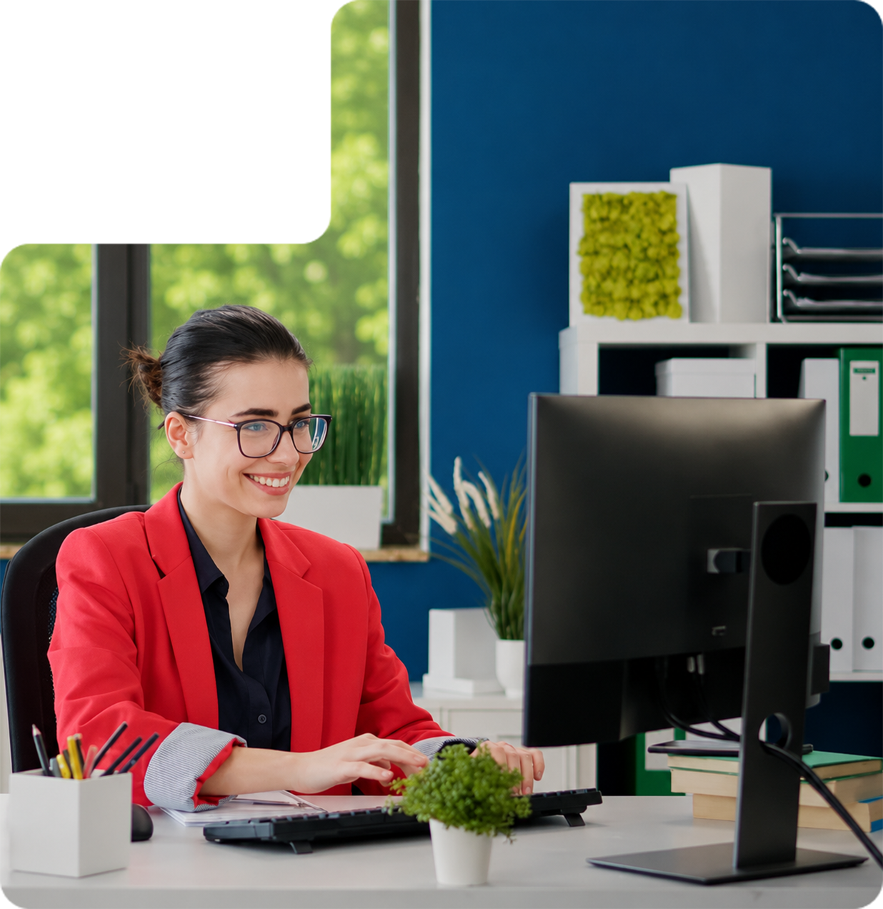 http://Dirigeante%20de%20PME%20souriante%20travaillant%20sur%20son%20ordinateur%20dans%20un%20bureau,%20accompagnée%20par%20Sinaaps
