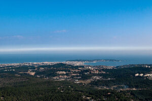 Vue panoramique de Valbonne, Antibes et Sophia Antipolis, zone d’intervention pour les solutions de téléphonie d'entreprise à Valbonne et Antibes