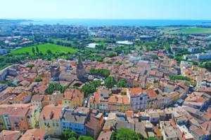 Vue aérienne du centre historique de Fréjus et de ses quartiers dans l'Est-Var, zone d'intervention de SINAAPS.